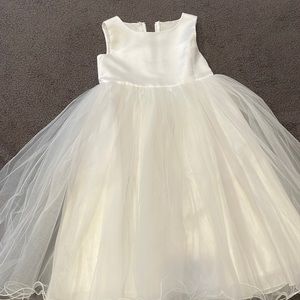 White flower girl dress size 6 with tulle